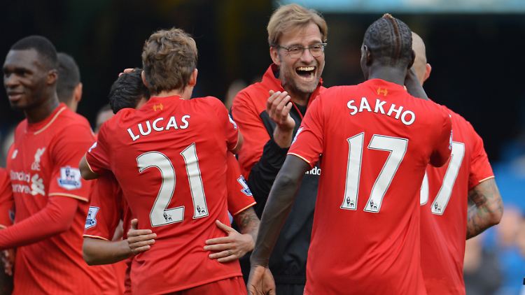 Jubel in Rot: Beim FC Chelsea kam Jürgen Klopp mit dem FC Liverpool zum ersten Sieg in der Premier League - trotz ganz frühen Schocks.