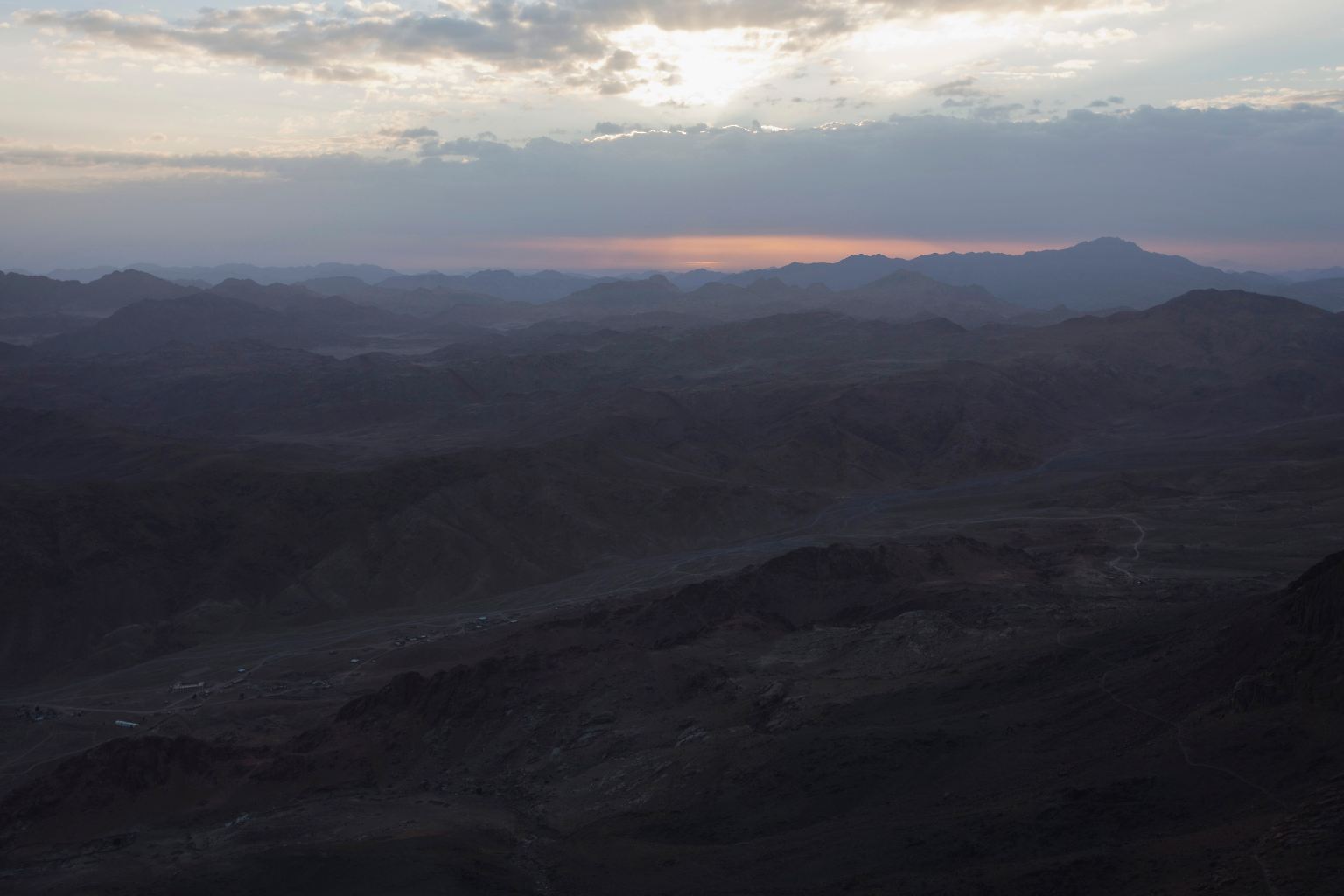 Karg, isoliert und abgelegen: Die Sinai-Halbinsel zwischen Mittelmeer und Rotem Meer besteht größtenteils aus schroffen Gebirgszügen und unwirtlichen Wüsten. In der Region herrscht vielerorts blanke Anarchie.