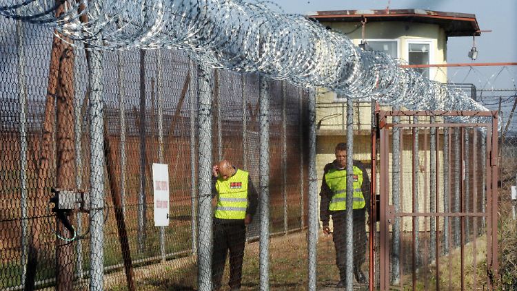 Stacheldraht gesicherte Zäune im Flüchtlingslager in Drahonice