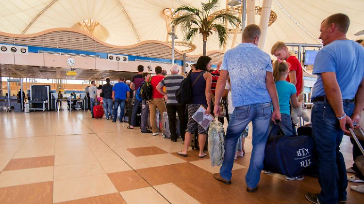 Mulmiges Gefühl: Am Flughafen Sharm el Sheikh stehen Urlauber am Checkin-Schalter an.