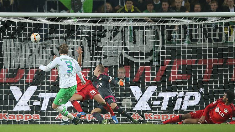 Nicklas Bendtner traf zur Wolfsburger Führung - trotz klarer Abseitsstellung des Vorlagengebers.