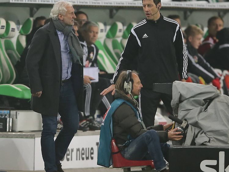 Leverkusens Rudi Völler war gar nicht einverstanden mit der Schiedsrichterentscheidung vor Wolfsburgs 1:0. Das Tor zählte dennoch.