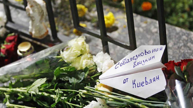 Ein starkes Zeichen: Auch im ukrainischen Kiew legen die Menschen vor der russischen Botschaft Zeichen der Anteilnahme ab.