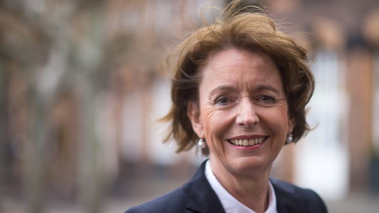Henriette Reker befindet sich zwei Wochen nach der Messerattacke auf sie auf dem Wege der Besserung.