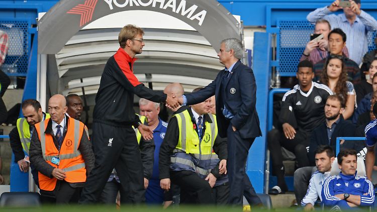 Handschlag nach der Pleite: Liverpool-Coach Jürgen Klopp lässt sich von Jose Mourinho gratulieren.