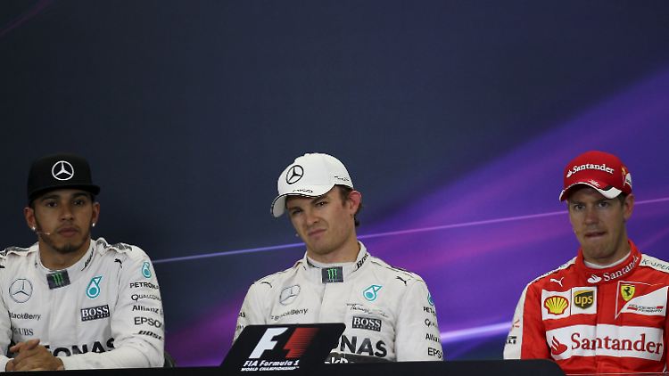 Fährt Nico Rosberg (M.) in der kommenden Saison weiter an der Seite von Lewis Hamilton (l.) oder zieht's ihn zu Sebastian Vettel (r.)?