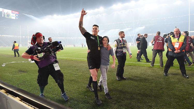 Neuseelands Rugby-Weltmeister Sonny Bill Williams mit dem 14-jährigen Charlie Lines. 