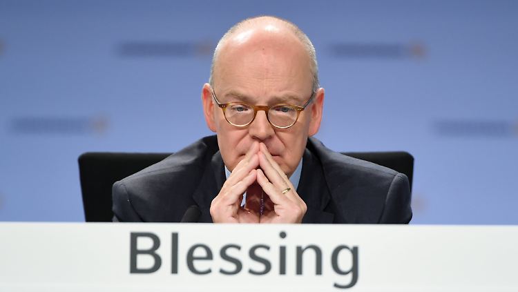 Der in Bremen geborene Blessing ist erst 52 Jahre alt.