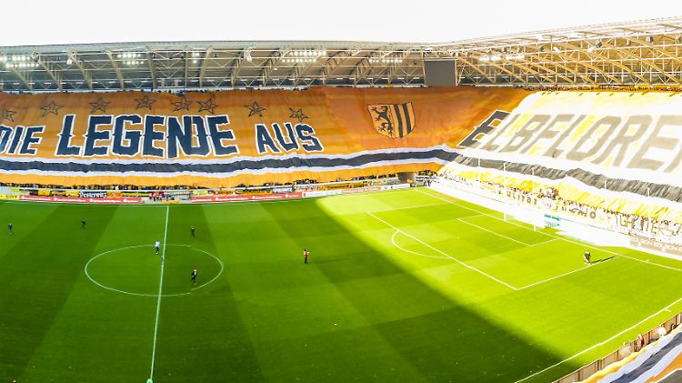 Vor Anpfiff enthüllen die Fans die wohl größte Blockfahne der deutschen Fussball-Geschichte.