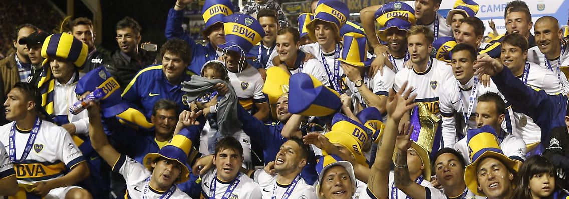 Die Boca-Junior-Spieler feiern nach ihrem Finalsieg in Buenos Aires.