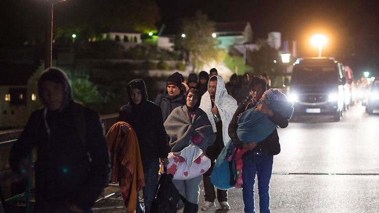 Tausende Flüchtlinge kamen am Wochenende in Neuhaus am Inn an - bis tief in die Nacht.