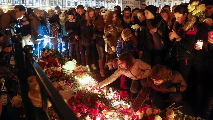 Tausende Menschen trauerten in St. Petersburg um die Opfer des Flugzeugabsturzes.