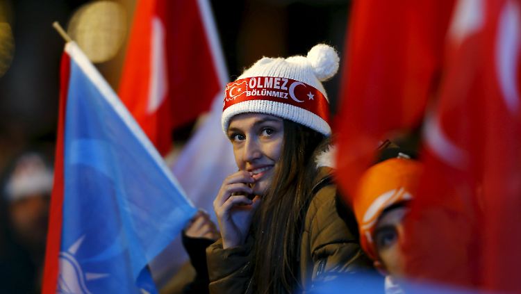 AKP-Anhänger feiern den Wahlsieg in Ankara: Analysten sprechen von einem "auf trügerische Weise positiven Wahlsieg".