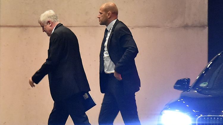 Seehofer nach seiner Ankunft am Wochenende vor dem Kanzleramt