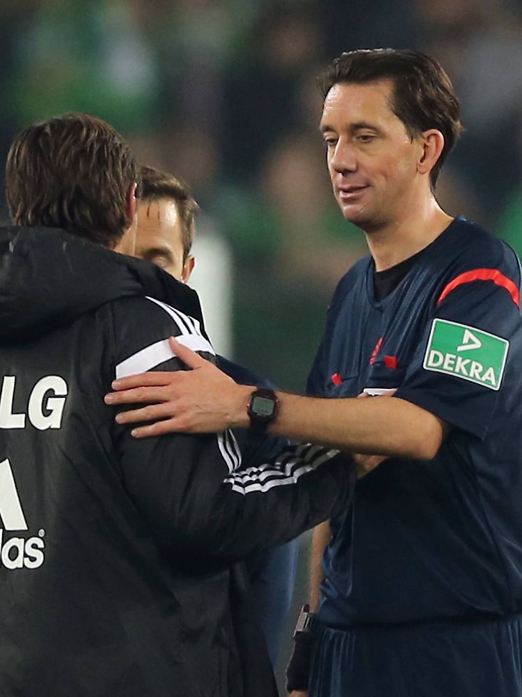 "Es tut mir leid, aber ich kann es auch nicht ändern": Manuel Gräfe, hier mit Leverkusens Trainer Roger Schmidt.