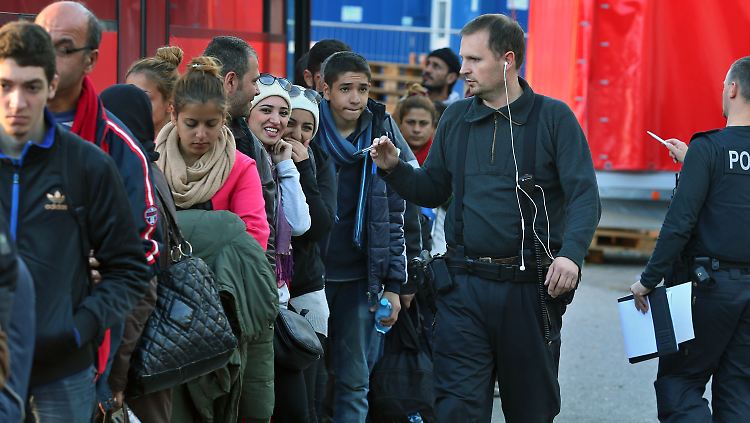 Polizisten zählen Flüchtlinge in einer Sammelstelle im bayerischen Freilassung durch. 