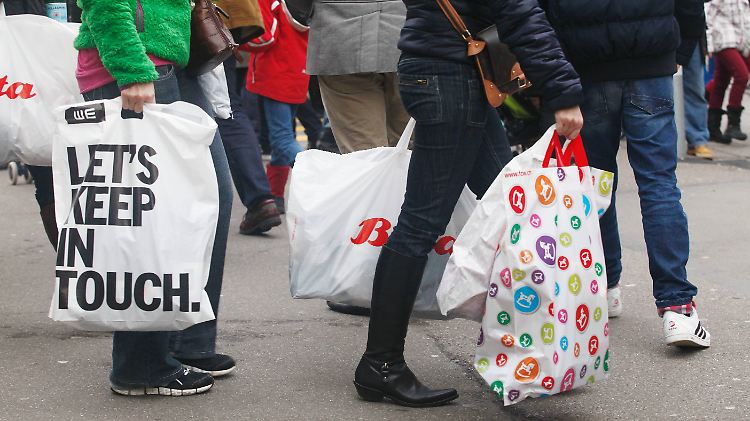 Auch beim Kleiderkauf sollen Kunden ihre Taschen künftig selbst mitbringen.