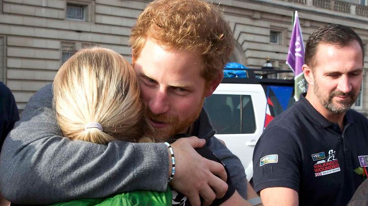 Herzliche Geste: Prinz Harry umarmt die Veteranin Kirstie Ennis.