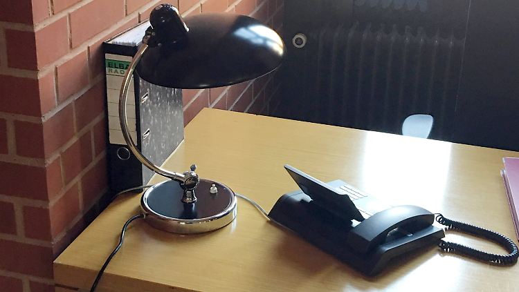 dpa-Foto aus dem niedersächsischen Landtag: Im Bild links hinter der Lampe steht angeblich der als mutmaßlich gestohlene gemeldete Aktenordner mit Unterlagen zur VW-Affäre.