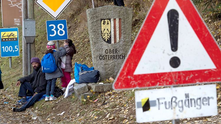 Eine afghanische Familie macht Rast in Oberösterreich.