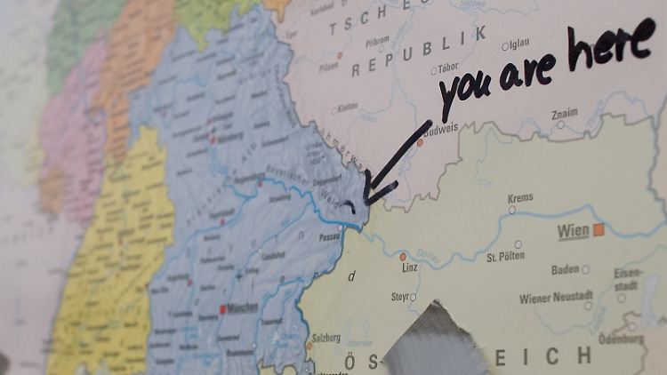 "You are here": Orientierung für Flüchtlinge in einer Versorgungsstation am Bahnhof von Passau.