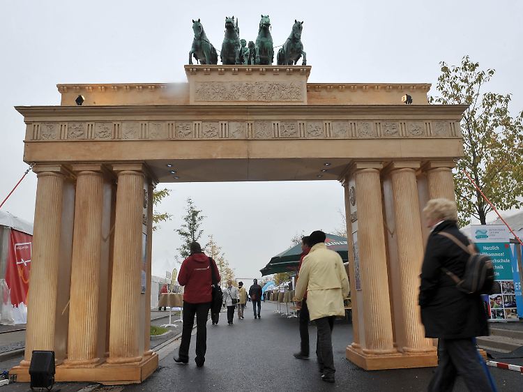 Das Brandenburger Tor auf der "Ländermeile" in Bremen. Die Hansestadt ist Gastgeber der Jubiläumsfeiern, weil sie zurzeit den Vorsitz im Bundesrat hat.