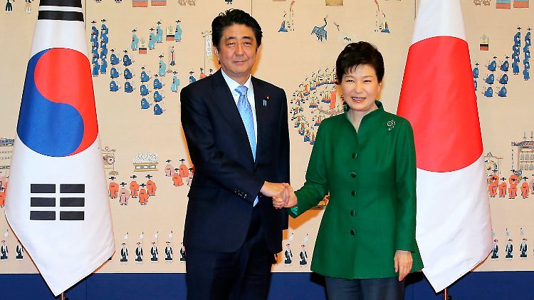 Annäherung in einer heiklen Frage: Die südkoreanische Präsidentin Park Geun Hye und der japanische MInisterpräsident Shinzo Abe in Seoul.
