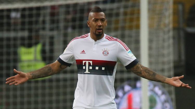Wohin mit dem Ball? Jérôme Boateng scheinbar allein in Frankfurt.