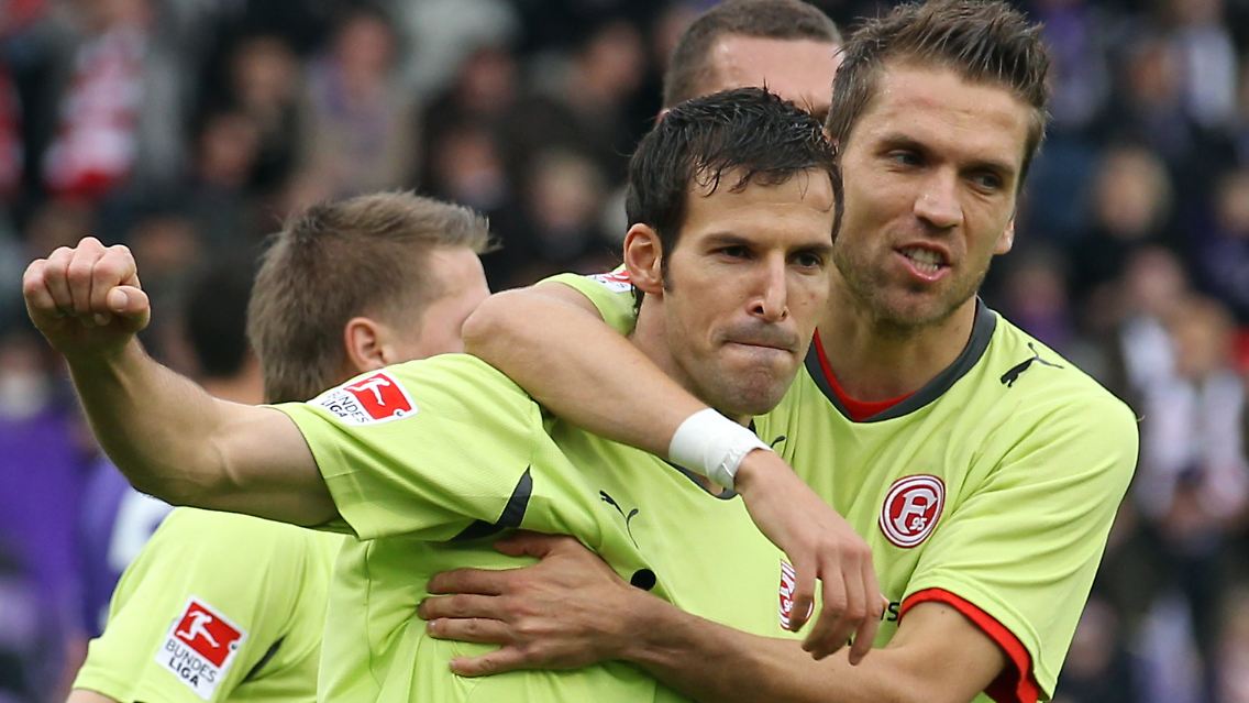 Der Düsseldorfer Torschütze Jens Langeneke (l) feiert seinen Treffer zum 2:0.