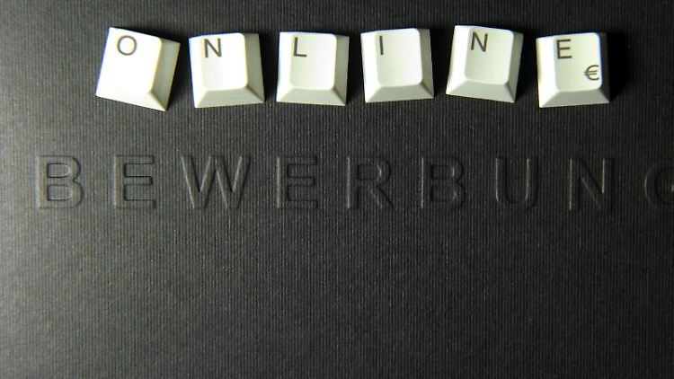 Bewerber, die sich aktiv auf eine Stelle melden, können auch neue digitale Dialog-Kanäle nutzen. 