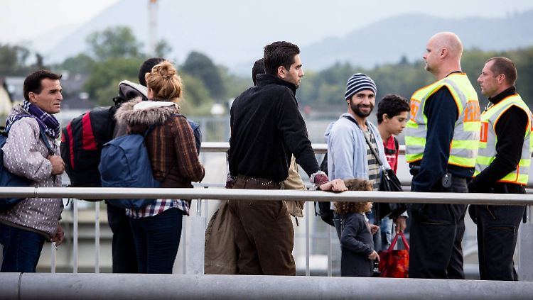 Flüchtlinge bei einer Grenzkontrolle bei Salzburg. Künftig könnte das Melderegister bei Kontrollen zum Einsatz kommen.