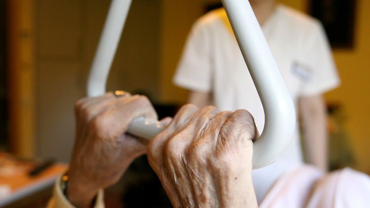 In Regionen mit vielen Ärzten mit einer Zusatzqualifikation in Palliativmedizin, verbringen mehr Menschen ihre letzten Tage in den eigenen vier Wänden.