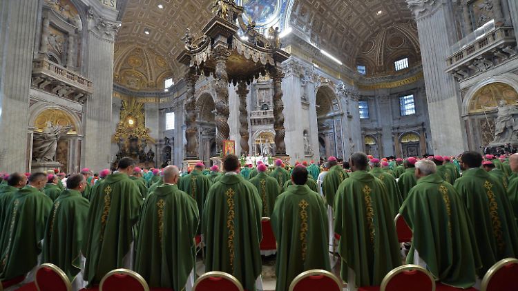 Der Kirchenstaat hat zwei Geistliche festgenommen - wegen Geheimnisverrat.