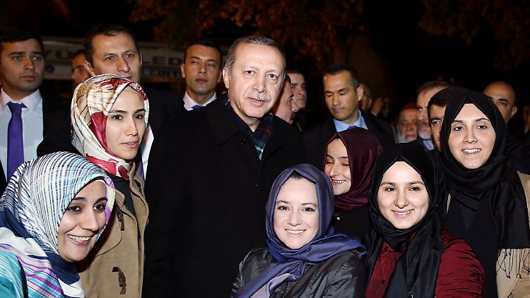 Der türkische Präsident Erdogan und seine Tochter Sumeyye Erdogan (2.v.l.) lassen sich nach dem Morgengebet in Istanbul fotografieren.