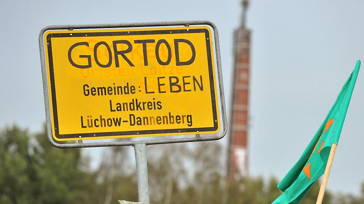 Mit vielen einfallsreichen Aktionen protestierten mehrere hundert Atomkraftgegner im Wendland gegen die Weitererkundung des Salzstocks Gorleben als Atomendlager.