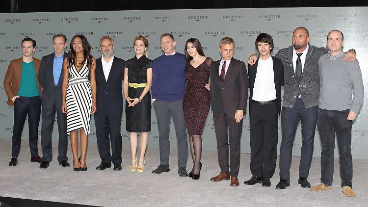 Fiennes (2.v.l.,) Harris (3.v.l.), Wishaw (3.v.r.) und der Mann, der alles arrangiert hat: Sam Mendes (4.v.l.).
