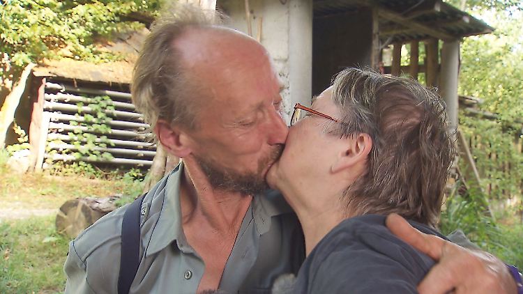Ulrich und Elke: Er sagt ihr, wann man bewässern muss. Sie serviert ihm Saure Eier. Da funkt's.