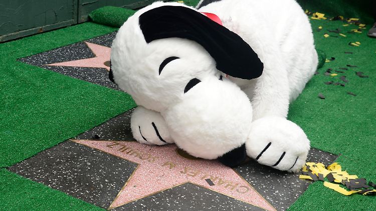 Kein Hundeleben mehr: Snoopy küsst seinen Stern auf dem "Walk of Fame".