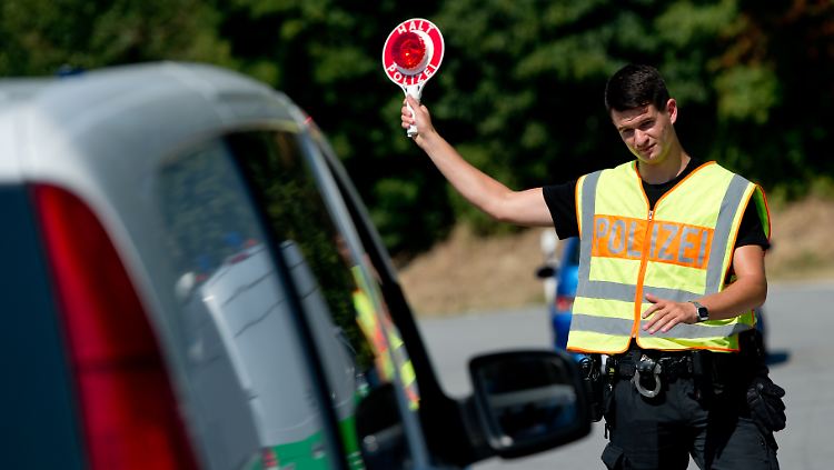 Die deutsche Polizei macht Jagd auf Schleuser. Laut BND gehört zu den Profiteuren des Geschäfts eine afghanische kriminelle Struktur.