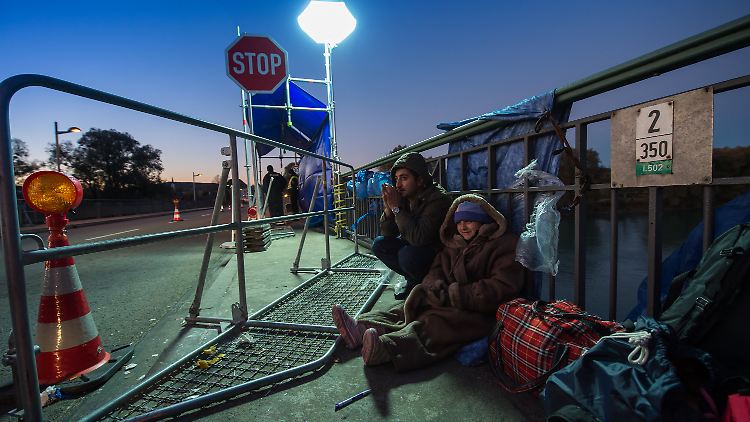 Verschärfte Asylregeln sollen dafür sorgen, dass die Obergrenze nicht erreicht wird: Dennoch bereitet Wien Gegenmaßnahmen vor.