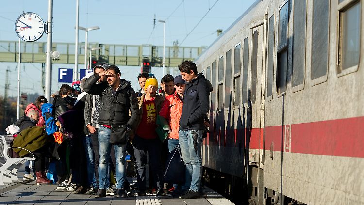 Flüchtlinge warten in Passau auf die Weiterfahrt.