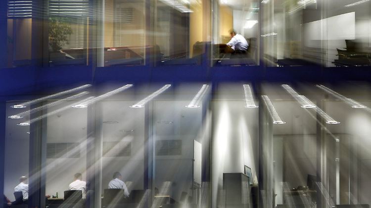 Allein im Büro: Immer mehr Deutsche arbeiten abends und nachts.