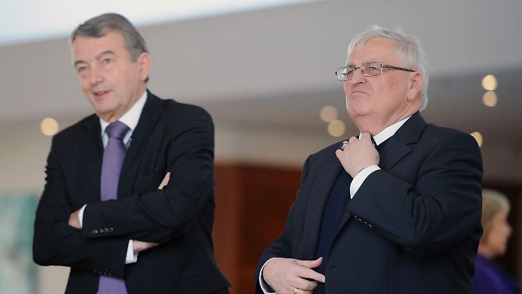 Die Staatsanwaltschaft Frankfurt ermittelt gegen Wolfgang Niersbach und Theo Zwanziger (r), hier besuchten sie 2012 gemeinsam eine Preisverleihung.