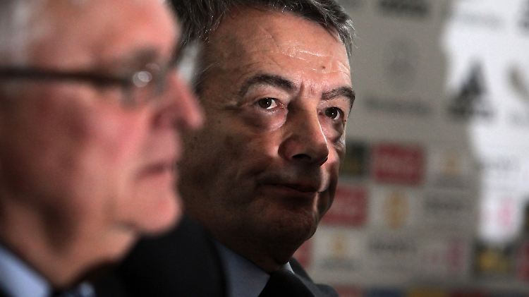 Die ehemaligen DFB-Präsidenten Theo Zwanziger und Wolfgang Niersbach müssen sich in der Affäre um die WM 2006 vor Gericht verantworten