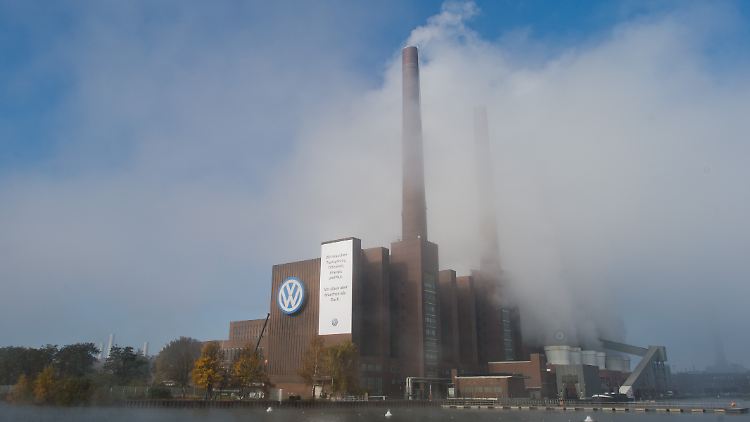 Nebelschwaden am Kraftwerk des VW-Werkes in Wolfsburg.