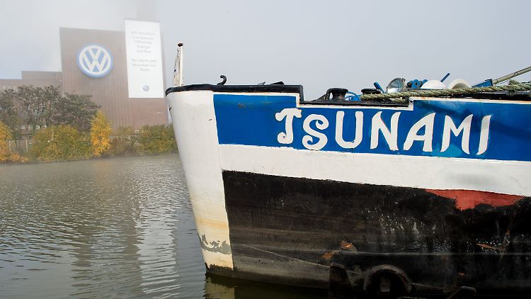 Symbolträchtig: Ein Schiff mit dem Namen "Tsunami" ankert auf dem Mittellandkanal gegenüber vom Kraftwerk am Wolfsburger VW-Werk.