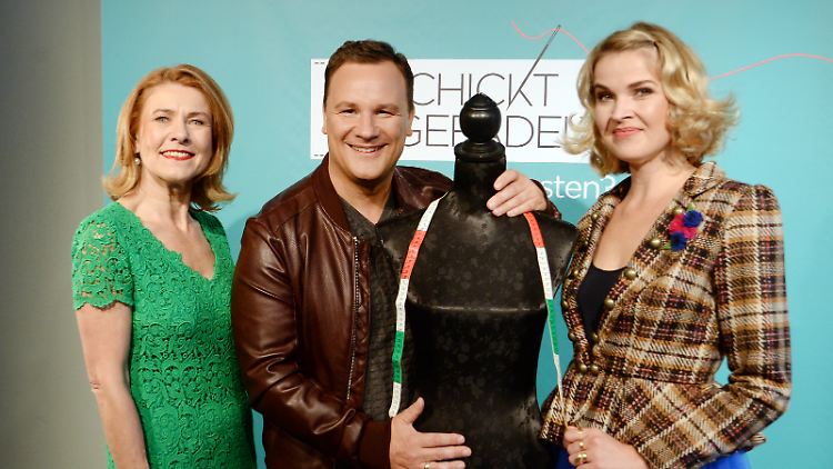 Die Mitglieder der Jury: Inge Szoltysik-Sparrer, Bundesvorsitzende des Maßschneiderhandwerks (l.), Modedesigner und Gastgeber Guido Maria Kretschmer (M) sowie Modedesignerin Anke Müller (r).
