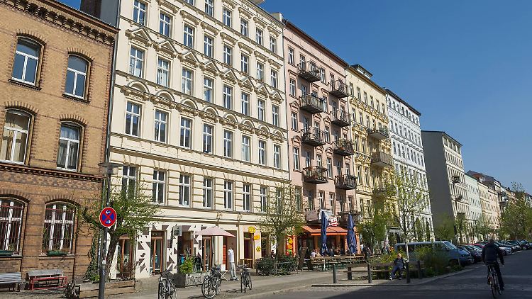 So siehts heute aus: sanierte Altbauten in der Oderberger Straße, am linken Rand die Feuerwache - die älteste noch in Betrieb befindliche Wache einer Berufsfeuerwehr in Deutschland.