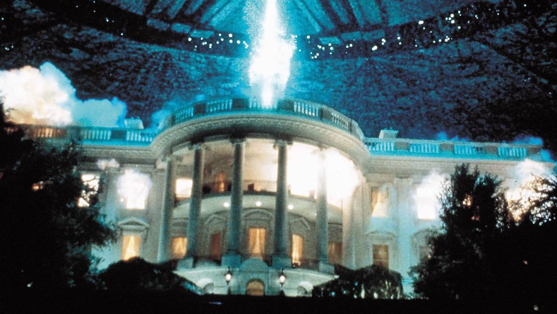 Liam Hemsworth und Jeff Goldblum sollen ab Juli 2016 in den Kinos die Alien-Angriffe abwehren, die im Original zig Städte platt machten, darunter auch Washington samt dem Weißem Haus.