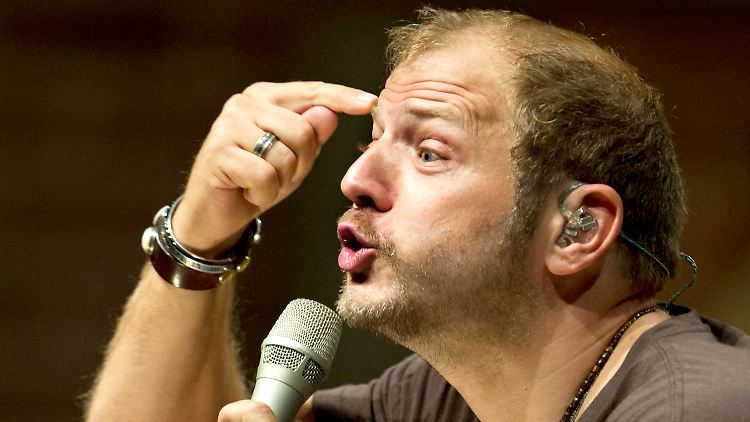 Da fliegt ihm doch das Blech weg: Mario Barth.